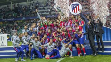 Entrega de la Supercopa de Europa ganada por el Atlético.