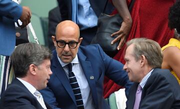 El actor Stanley Tucci no se perdió en partido de semifinales entre Garbiñe Muguruza y Magdalena Rybarikova.