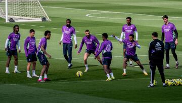 Los jugadores del Real Madrid, durante el entrenamiento realizado ayer en la Ciudad Deportiva de Valdebebas para preparar el partido de Liga de mañana frente al FC Barcelona.