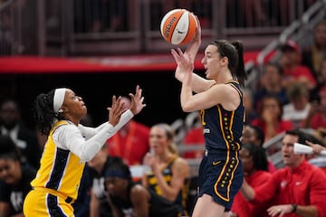 Caitlin Clark #22 of the Indiana Fever passes the ball against Odyssey Sims #6 of the Los Angeles Sparks