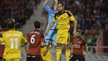 Unai García salta con el portero en una imagen del partido ante el Mirandés.