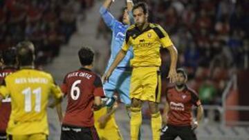 Unai Garc&iacute;a salta con el portero en una imagen del partido ante el Mirand&eacute;s.