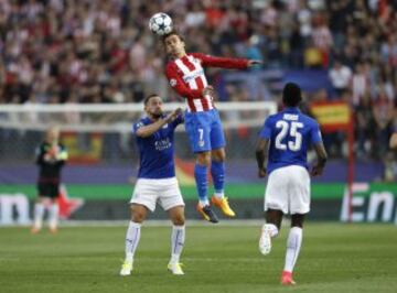 Antoine Griezmann con Drinkwater.