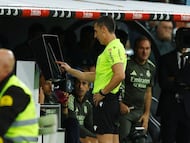 Soccer Football - LaLiga - Real Madrid v FC Barcelona - Santiago Bernabeu, Madrid, Spain - October 26, 2025 Referee Cesar Soto Grado checks the VAR screen before awarding a penalty to Real Madrid REUTERS/Albert Gea