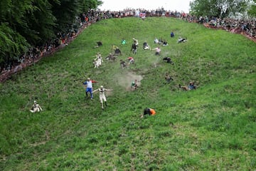 La carrera consiste en atrapar un queso de Gloucester arrojado desde la colina de Cooper, con una cada de 182 metros en la localidad de Brockworth. Los competidores deben bajar por la ladera del cerro para atraparlo y el primero en conseguirlo se proclama vencedor.