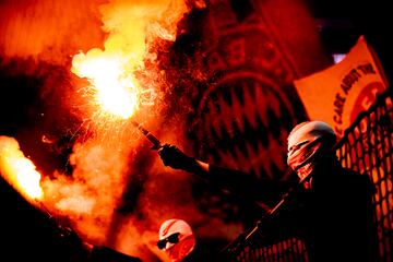 Aficionado del Bayern de Munich animando durante el encuentro frente al Football Club Copenhague.