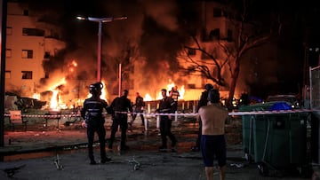 Firefighters and rescue personnel work at an impact site following missile attack from Iran on Israel, in Tel Aviv, Israel June 16, 2025. REUTERS/Itai Ron ISRAEL OUT. NO COMMERCIAL OR EDITORIAL SALES IN ISRAEL TPX IMAGES OF THE DAY