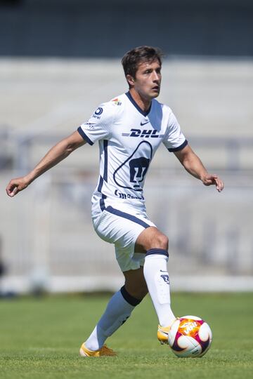 Pumas ha tenido que echar mano de su cantera para conformar su equipo de primera división. Uno de los elementos más destacados de esta nueva camada auriazul es el polivalente Carlos Gutiérrez. Después de un paso intrascendente por Atlético de San Luis, el mediocampista ha recibido más oportunidades en Universidad Nacional. Gutiérrez ha sabido aprovechar los minutos.