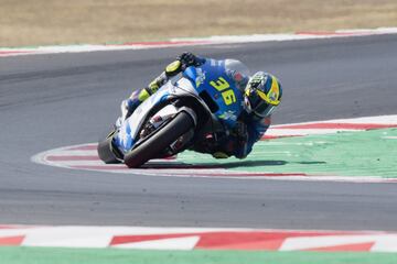 Austria 2 volvió a deparar otra imagen escalofriante cuando Maverick se vio obligado a tirarse en marcha de su Yamaha a 220 por hora al quedarse sin frenos. El piloto español tuvo la sangre fría de soltarse de su M1 y dejarse caer para deslizar por el suelo sin que le pasara nada. Así evitó estamparse contra las protecciones, tal como pasó con su moto y que se puso a arder y quedó destrozada. El final de carrera fue de infarto, con Miller y Pol jugándosela en la última vuelta, saliéndose ambos en la última curva y aprovechando Oliveira sus coladas para lograr la victoria. 