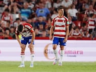 14-09 Granada CF-CD Leganes correspondiente a la jornada 5 de la Liga Hypermotion (Segunda División) disputado en el Estadio Nuevo los Carmenes. En la imagen Sergio Ruiz (Granada CF) y Alcaraz (Granada CF) tras el 0-2