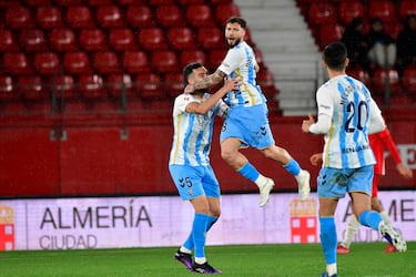 Semana de ensueño para Dani Sánchez en el apartado goleador. El defensa del Málaga no es muy dado a anotar tantos, pero lo hizo ante el Tenerife, la semana pasada y lo repitió esta, ante el Almería, con un zurdazo descomunal que fue cogiendo altura poco a poco. Imparable.