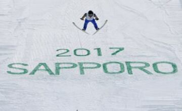 Salto de esquí del japonés Yuken Iwasa durante los Juegosde invierno asiáticos.