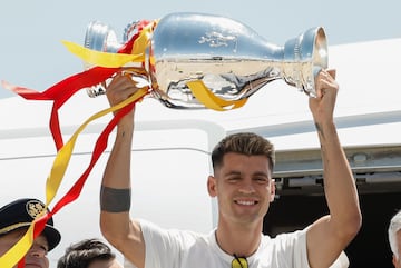 MADRID, 15/07/2024.- El capitán de la selección española, Álvaro Morata, a su llegada al aeropuerto Adolfo Suárez Madrid-Barajas, este viernes en Madrid, tras haberse proclamado campeones de la Eurocopa al vencer ayer en la final a Inglaterra. EFE/ Chema Moya
