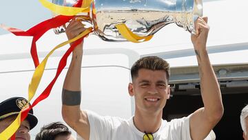 El capitán de la selección española, Álvaro Morata, con la Eurocopa aún como futbolista del Atlético.