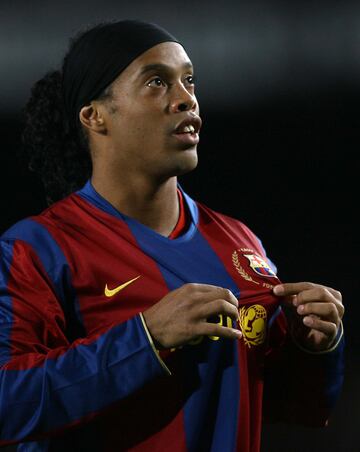 En la temporada 2007/08 Ronaldinho acaba perdiendo la titularidad en favor del recién llegado delantero francés Thierry Henry. En abril de 2008 una nueva lesión terminó de apartar definitivamente al jugador del equipo. En junio de 2008 Pep Guardiola reemplazó a Rijkaard en el banquillo del F. C. Barcelona y, en su presentación, anunció públicamente que no contaba con varios jugadores de la plantilla, entre ellos, Ronaldinho.