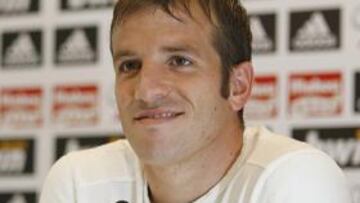 El centrocampista holandés del Real Madrid Rafael Van der Vaart, aseguró hoy que su equipo tiene "una gran posibilidad de ganar la Liga" y si consigue la victoria en el Bernabéu el próximo sábado "el Barcelona empezará a estar un poco más nervioso".