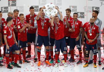 Con trofeo y cerveza en mano Bayern y James celebran el título