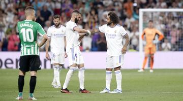 Karim Benzema pone el brazalete de capit¨¢n a Marcelo.