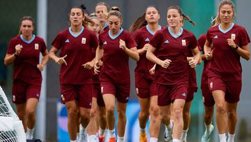 Patri, Olga, Batlle y Aleixandri, en el primer entrenamiento de la Selección olímpica femenina de fútbol en Nantes.