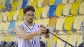 PREPARADO. Pau Gasol se ejercita en un entrenamiento con la Selección española.