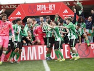 El Betis celebra su título en la Copa.