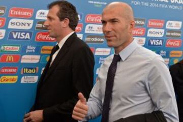 Zinedine Zidane a su llegada para presenciar el sorteo que definirá los grupos del Mundial de 2014 en la localidad brasileña de Costa do Sauípe.