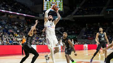 Vincent Poirier encara la canasta entre dos jugadores del Asvel Villeurbanne francés, el exmadridista Alex Tyus y Retin Obasohan.