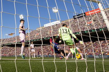 Robert Lewandowski marca el 2-1 al Girona. 




