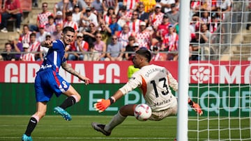 GIRONA, 06/10/2024.- Oihan Sancet, del Athletic de Bilbao, marca el 1-1 ante el Girona durante el partido de LaLiga que se disputa este domingo en el estadio de Montilivi.EFE/ Siu Wu
Miguel Gutiérrez del Girona FC, Oihan Sancet del Athletic Foto EFE/David Borrat.