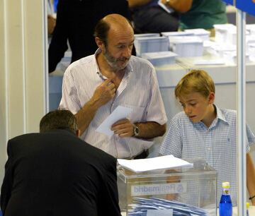 Aficionado madridista, Alfredo Pérez Rubalcaba votando en las elecciones a la presidencia del club blanco en 2004.