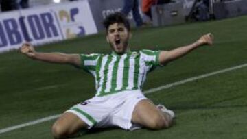 Dani Ceballos celebra un gol con el Betis.