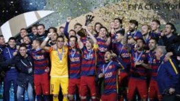 Los jugadores del Barcelona levantan su título en Tokio.