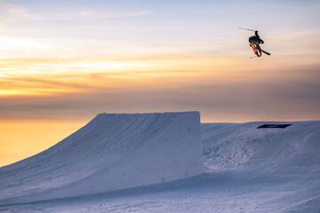 Sesión de saltos al atardecer en el Snowpark Sulayr, en Sierra Nevada, durante el Día de Andalucía 2019.