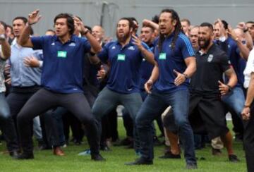 Jugadores y exjugadores de los All Blacks realizan la haka en honor a Jonah Lomu.