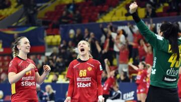 La montenegrinas Tatjana Brnovic, Ema Alivodic y Marta Batinovic celebran el triunfo en el Boris Trajkovski Sports Hall de Skopje