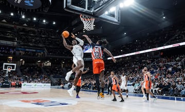 Serge Ibaka se dispone a machacar ante Trey Thompkins.