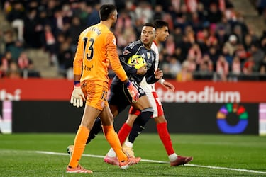 음바페는 골문 약속을 놓치지 않았다. 가자니가의 뻗기 바로 너머 왼쪽에서 프랑스 스타가 강력한 슛을 날렸습니다. 프랑스인은 전반전에 허용되지 않은 골을 넣은 후 수정했습니다.