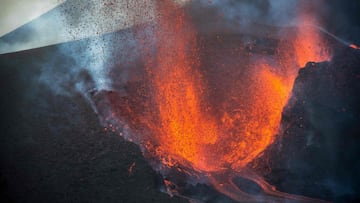 In this handout photograph taken and released by the Spanish Military Emergency Unit (UME) on November 28, 2021 the Cumbre Vieja volcano spews lava, ash and smoke on the Canary island of La Palma. - It has been more than two months since Cumbre Vieja bega