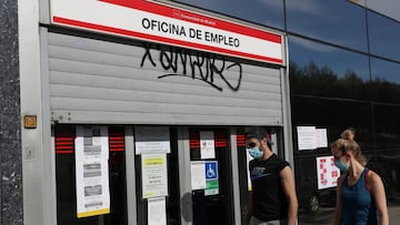 Dos jóvenes pasan ante una oficina de empleo en Madrid. EFE/Rodrigo Jiménez/Archivo