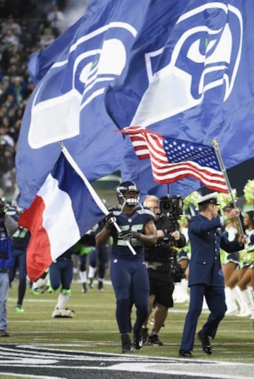 Jugadores de ambos equipos portaron banderas de EE.UU y Francia como símbolo de unidad.