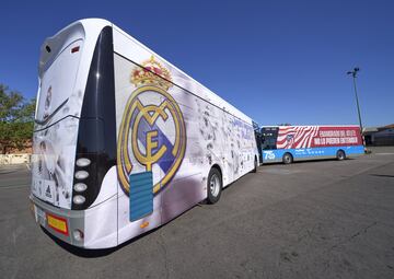 La Empresa Municipal de Transportes de Madrid ha presentado unos autobuses eléctricos para el derbi del domingo entre el Atlético de Madrid y el Real Madrid.