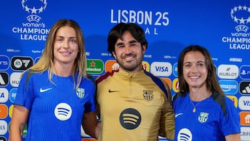 Alexia Putellas, Pere Romeu y Aitana Bonmatí, en la previa de la final de la Champions femenina entre Barcelona y Arsenal en Lisboa.