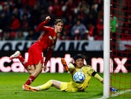 MEX2709. TOLUCA (MÉXICO), 14/01/2026.- Marcel Ruiz (i) de Toluca disputa el balón con Carlos Acevedo de Santos este miércoles, previo a un partido de la Liga MX entre Toluca y Santos, en el estadio Nemesio Diez en Toluca (México). EFE/ Felipe Gutiérrez