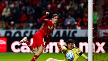 MEX2709. TOLUCA (MÉXICO), 14/01/2026.- Marcel Ruiz (i) de Toluca disputa el balón con Carlos Acevedo de Santos este miércoles, previo a un partido de la Liga MX entre Toluca y Santos, en el estadio Nemesio Diez en Toluca (México). EFE/ Felipe Gutiérrez