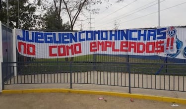 Los hinchas presionan a la U con un lienzo en el CDA