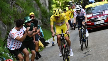 UAE Team Emirates team's Slovenian rider Tadej Pogacar wearing the overall leader's yellow jersey (L) takes the lead ahead of Team Visma - Lease a Bike team's Danish rider Jonas Vingegaard (R) in the final ascent of the Plateau de Beille during the 15th stage of the 111th edition of the Tour de France cycling race, 197,7 km between Loudenvielle and Plateau de Beille, in the Pyrenees mountains, southwestern France, on July 14, 2024. (Photo by Marco BERTORELLO / AFP)
