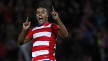 El Arabi celebra un tanto marcado con el Granada.