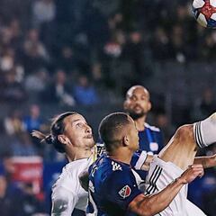 Zlatan Ibrahimovic scores stunner to reach 11 goals this season