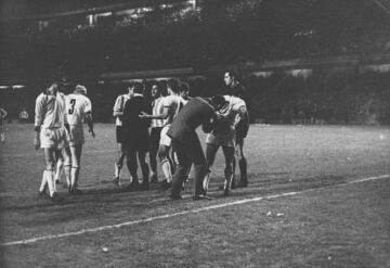 El 22 de octubre de 1969 se disputó en La Bombonera el que es considerado el partido más violento de la historia. Estudiantes y Milán se citaron para la vuelta de la final de la Intercontinental, tras el 3-0 de San Siro. Ganó Estudiantes pero el partido acabó en una reyerta, con heridos y tres jugadores argentinos detenidos. Néstor Combin, jugador del Milán que acabó con la nariz y el pómulo rotos, recuerda aquel triste episodio.
