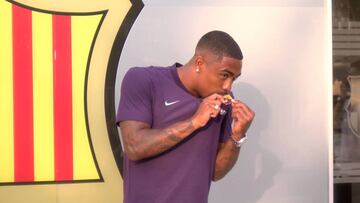 Malcom se besó el escudo del Barcelona tras firmar